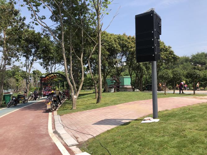 街边社区奶茶店门口播放音乐的防水音箱