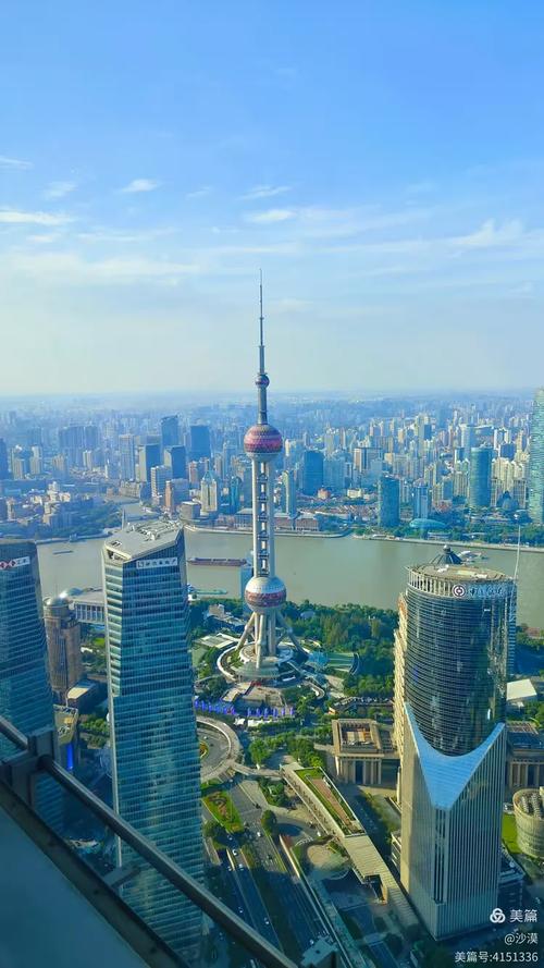 上海东方明珠广播电视塔观光层俯瞰黄浦江陆家嘴