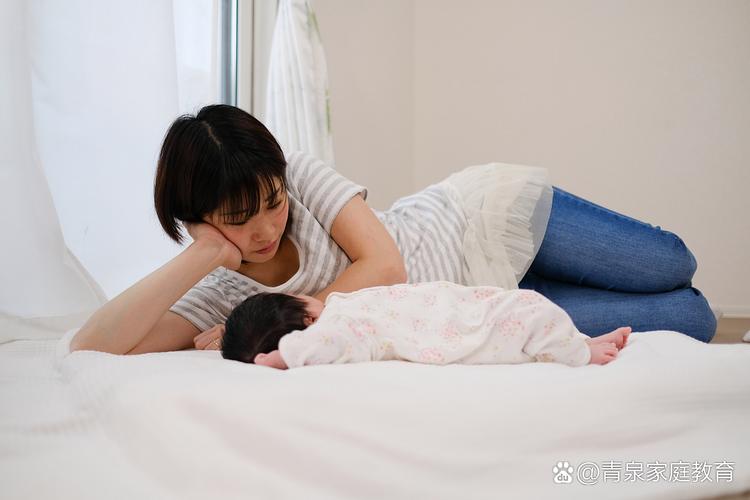 二胎家庭爸爸同时安抚哭泣的大娃和婴儿