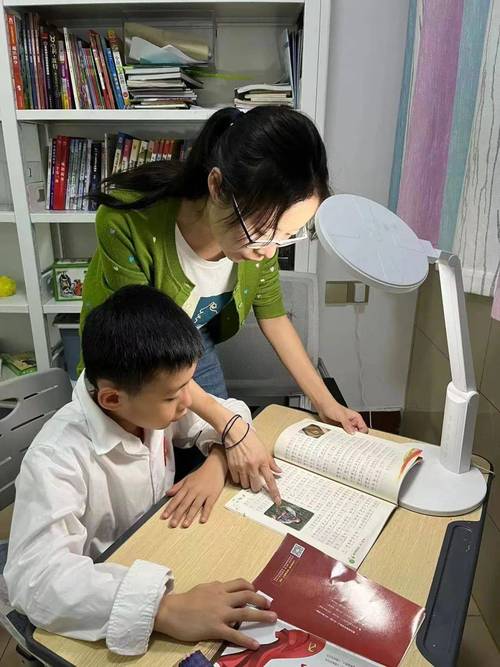 家长陪孩子对比课本史料和短视频内容的书桌场景