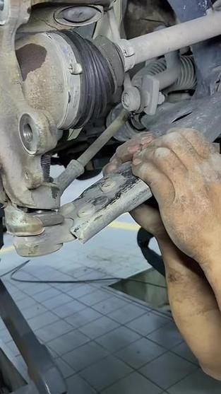 汽修工用量具测量下摆臂球头旷量实拍