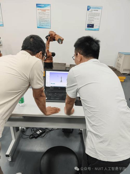 年轻工程师在深夜实验室检查机器人传感器