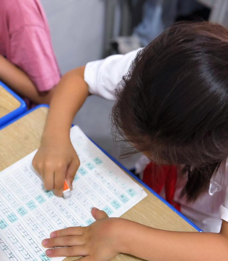 小学生书桌抠橡皮日常场景