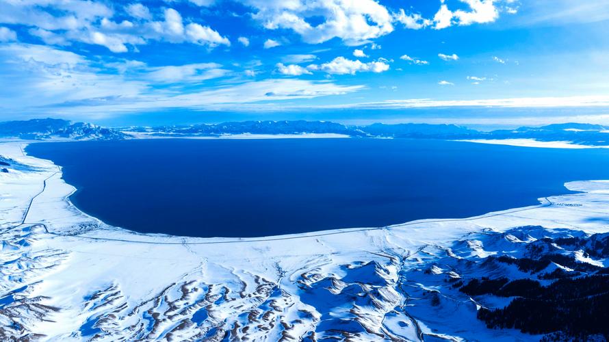 赛里木湖湛蓝湖水与雪山背景打卡