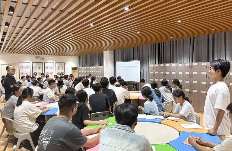 高中生涯规划课堂互动游戏场景