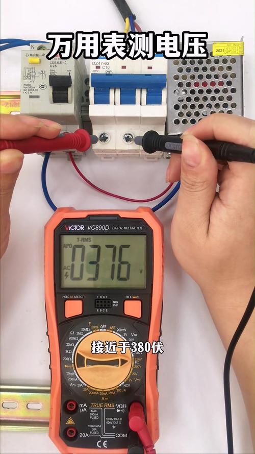 维修师傅万用表测量发电机输出电压操作图