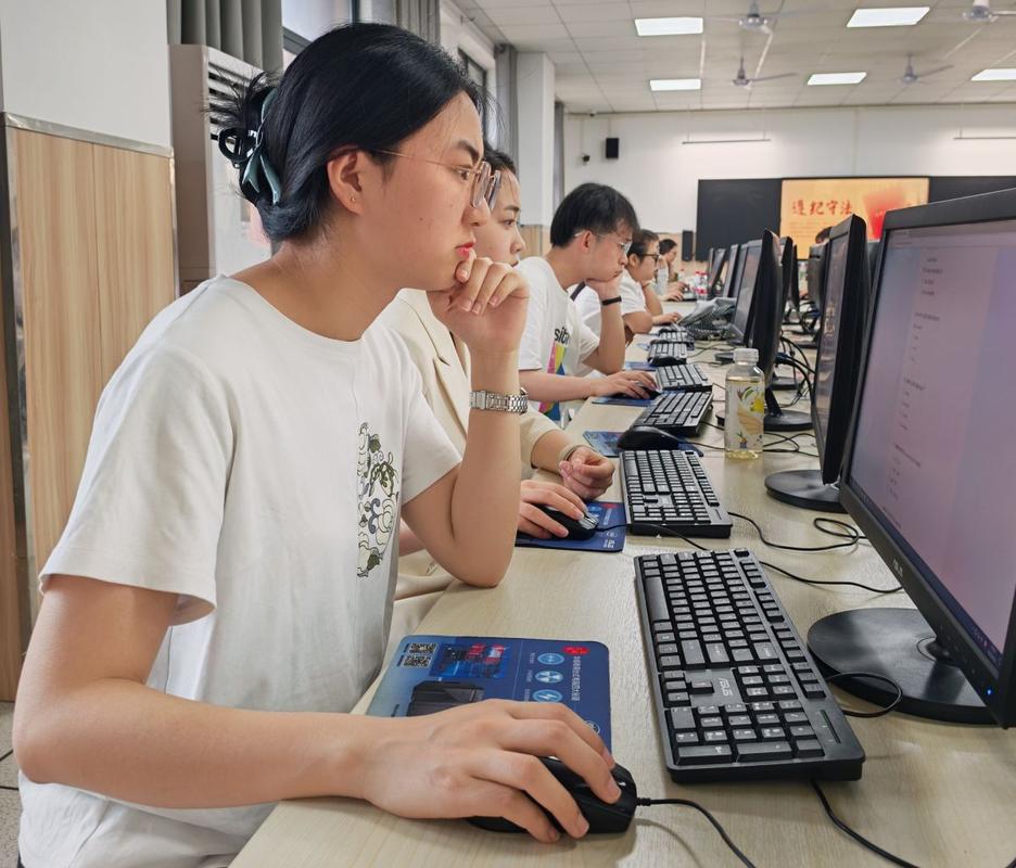 高考志愿填报现场学生焦灼操作电脑
