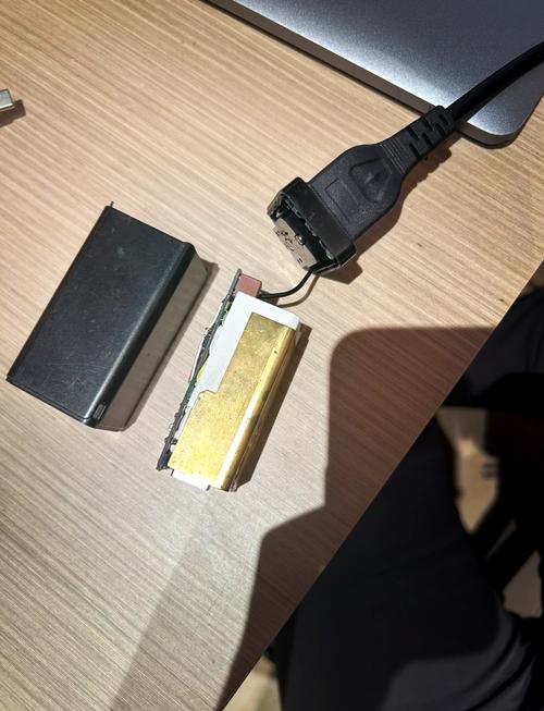 带3C认证的65W多口充电器拆解实拍