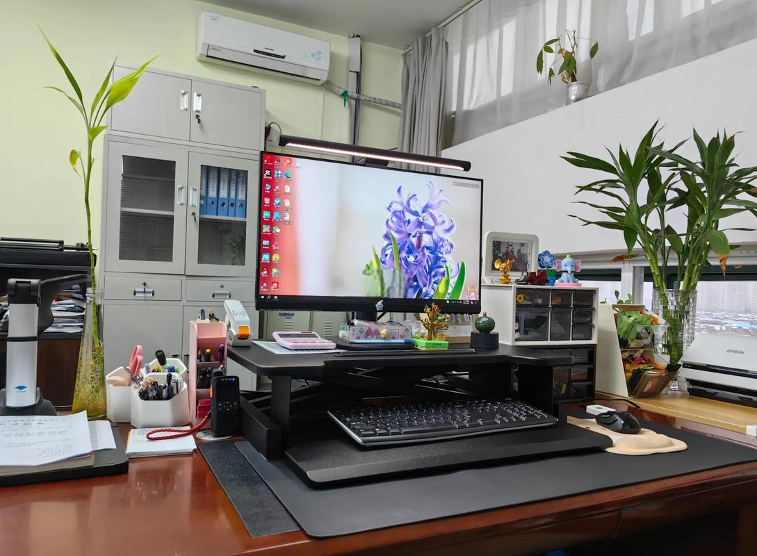 规整分区摆放电子设备的书桌实拍