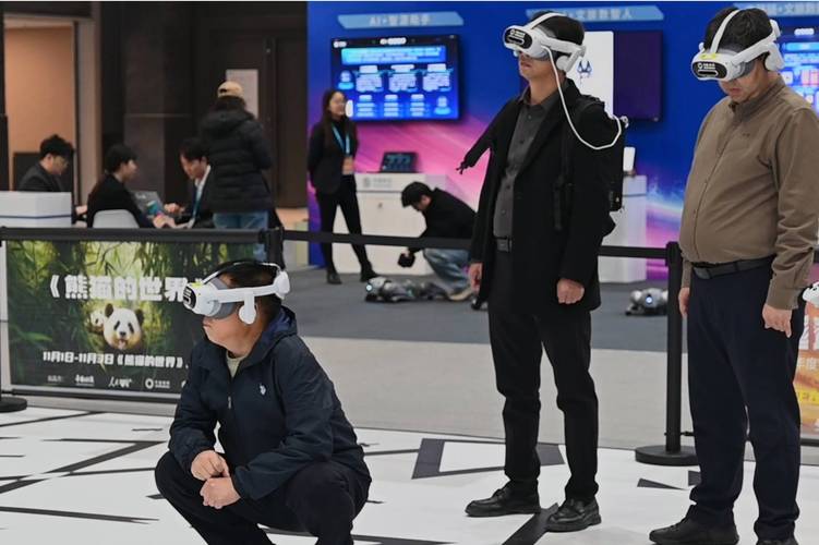 人戴着VR头盔在元宇宙虚拟空间与熊猫头化身互动场景