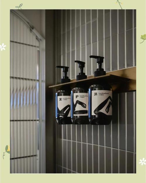 旅行行李箱里漏液的大瓶洗护用品