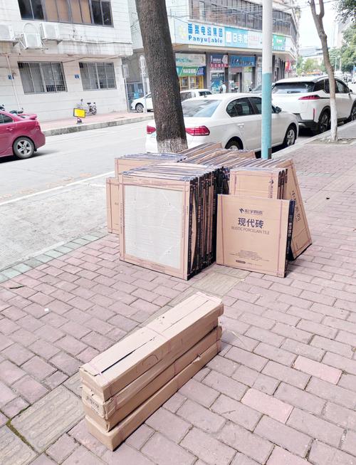 业主自购装修瓷砖上楼搬运现场