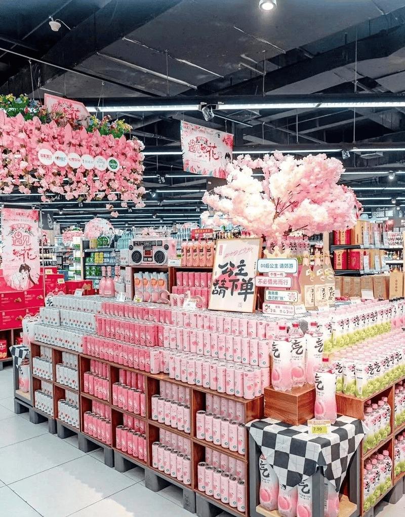商场货架上的网红季节限定商品陈列