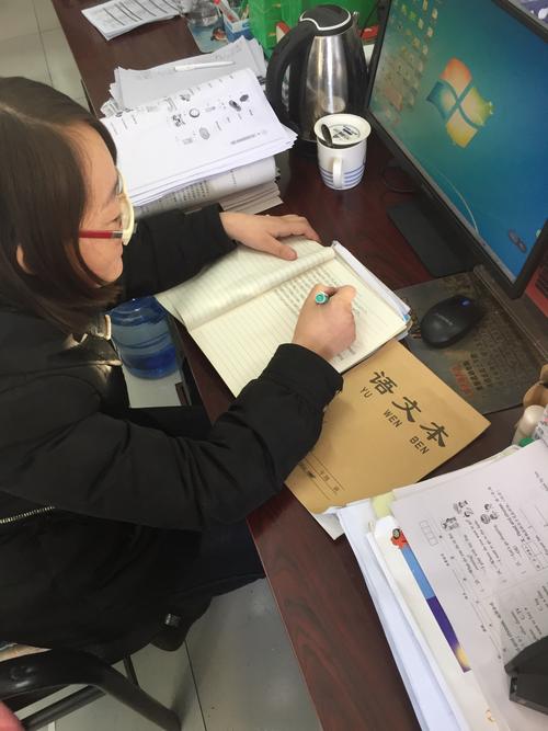 代课教师在老旧办公室批改作业