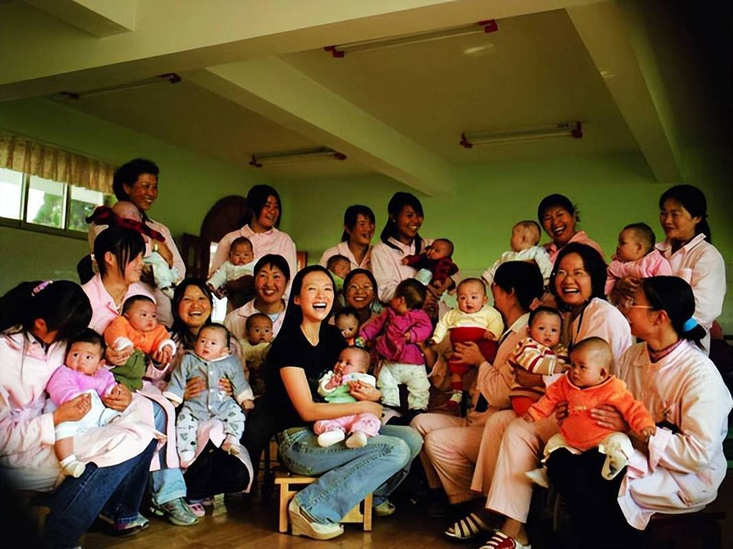 领养家庭孩子躲在角落拒绝亲近的真实场景