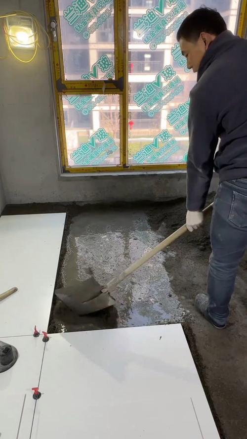 工装公共区域防滑地砖铺装现场