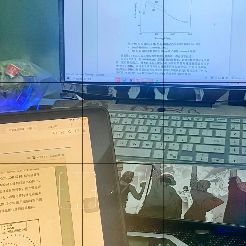 深夜修改学术论文的博士生