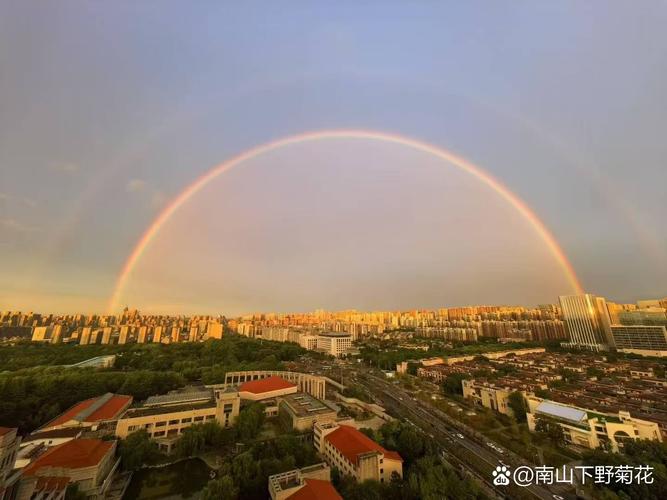 夏季雨后天空半弧形彩虹实拍图