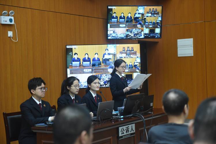 刑事法庭上律师正在为被告人辩护的场景