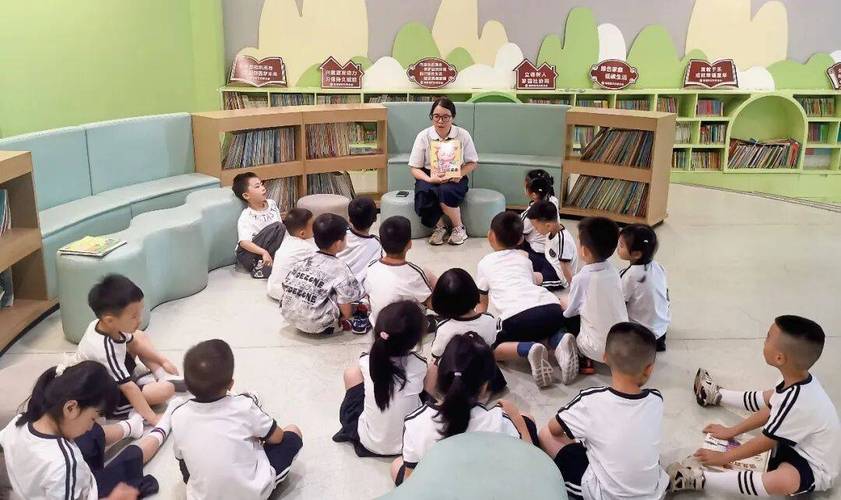 幼儿园课堂师生围坐在一起分享绘本故事