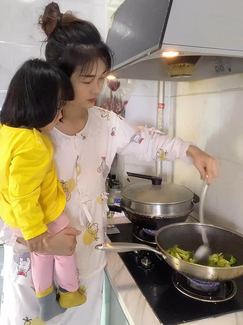 全职妈妈带娃在家做家务实拍