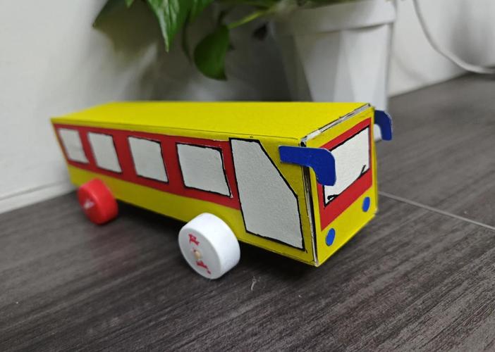 亲子用废旧纸箱制作玩具车