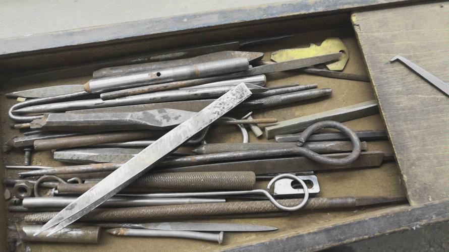 老钳工世代传承的生锈钳工工具套装