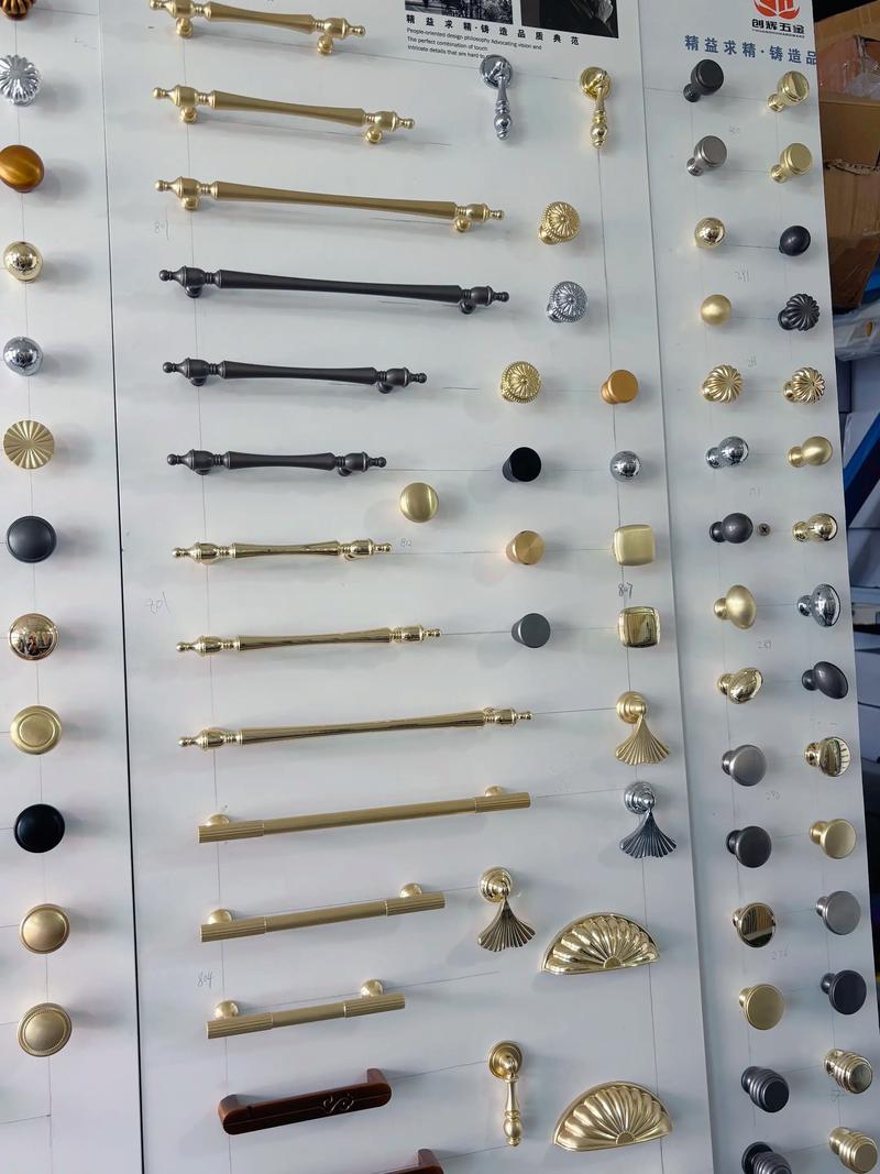 锌合金与铝合金拉手对比实物图