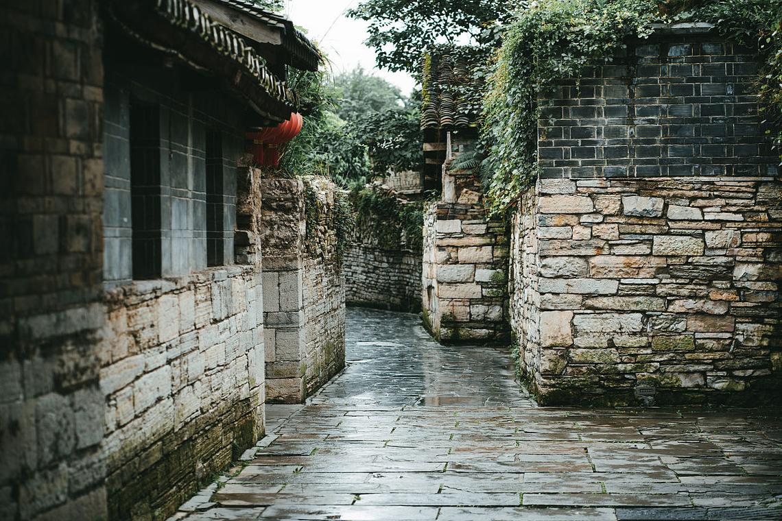 南漳幸家坪村泛青光的古石板路