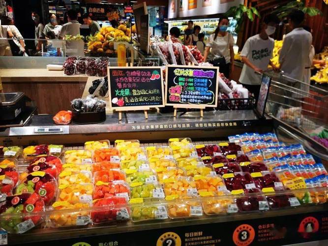 社区便利店入口陈列鲜切水果实拍