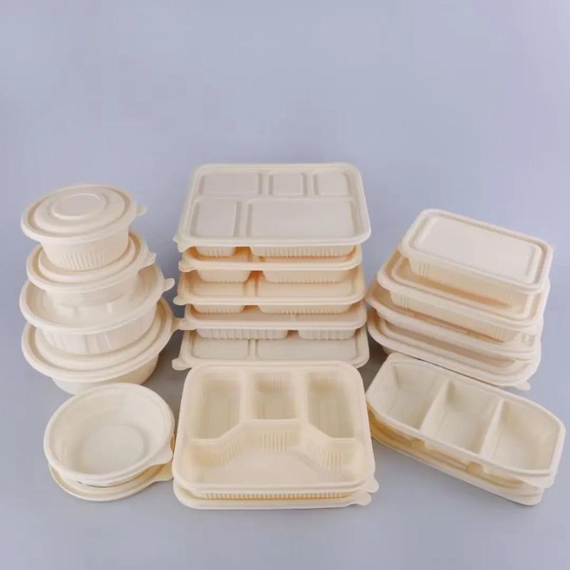 堆叠的一次性塑料饭盒和筷子
