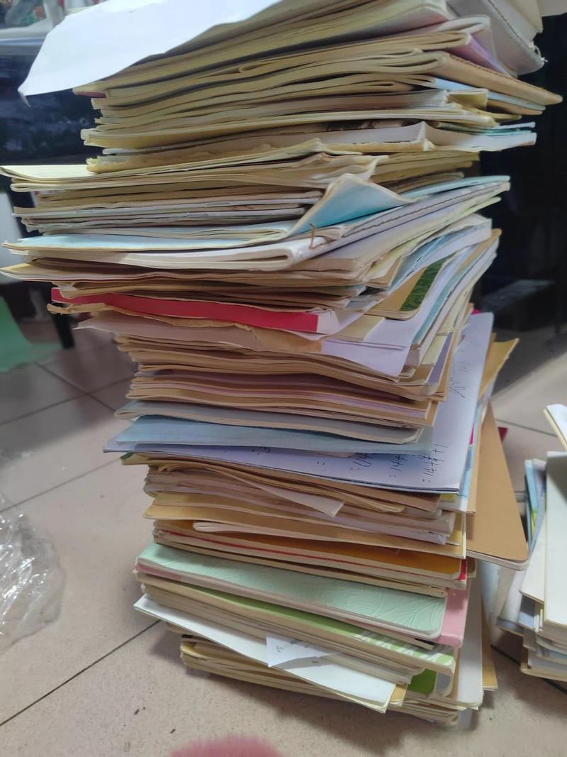 教室走廊上摞着的学生语文作业本堆