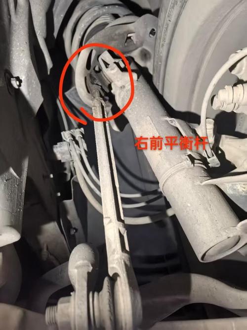 维修师傅用游标卡尺测量平衡杆小连杆球头间隙