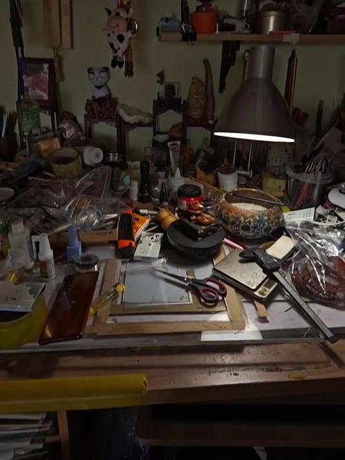 木雕初学者工作台杂乱摆放未完成作品
