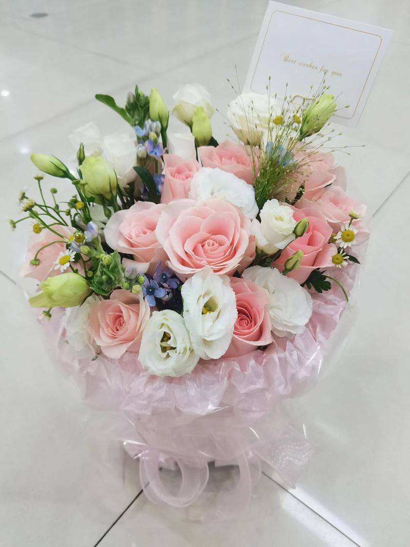 粉色玫瑰搭配洋桔梗订婚手捧花实拍