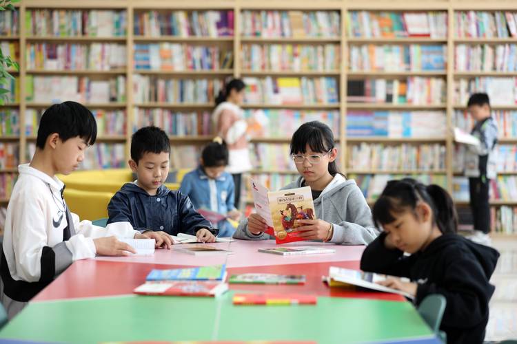 学生自由自在地在教室阅读