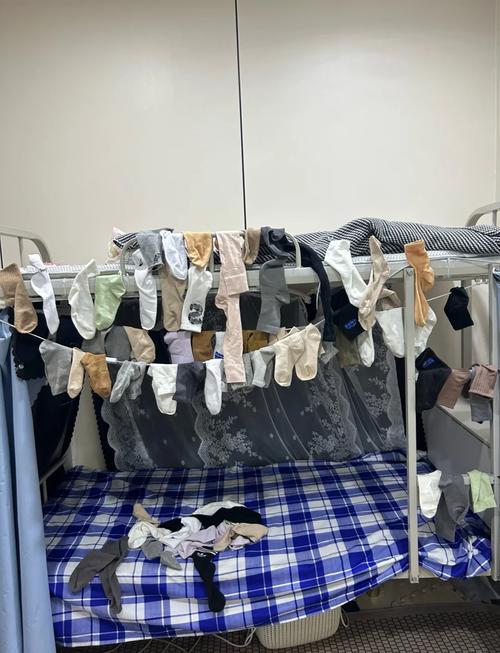 大学宿舍床底堆着脏袜子的方便面纸箱子
