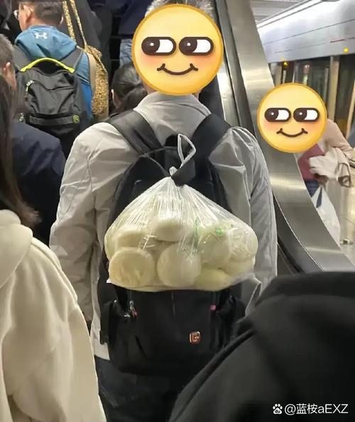 上班族地铁口空腹拿苹果当早餐