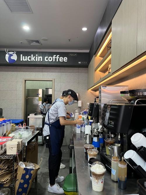 连锁咖啡店现磨咖啡制作台操作场景