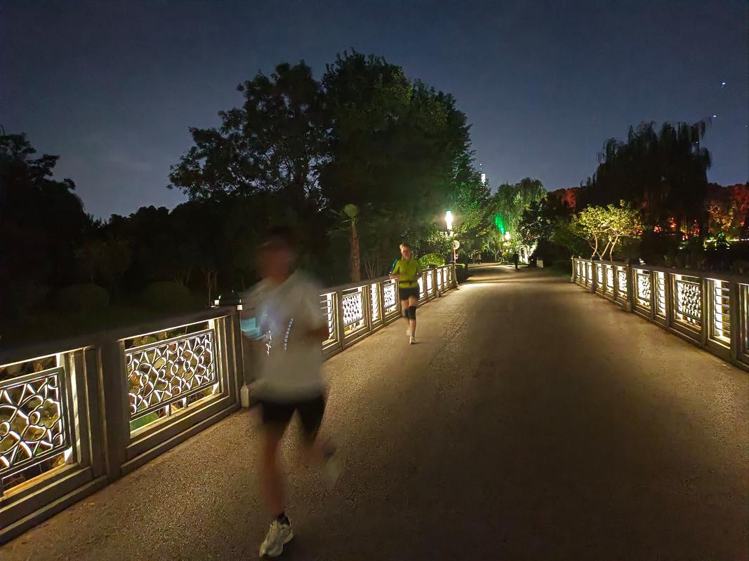 小区路灯下亲子夜跑场景