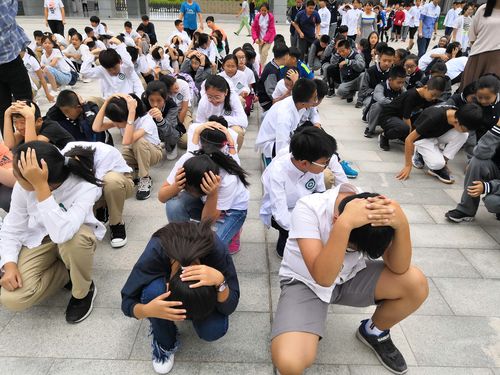 初中课间学生凑头聊科幻片手舞足蹈抓拍