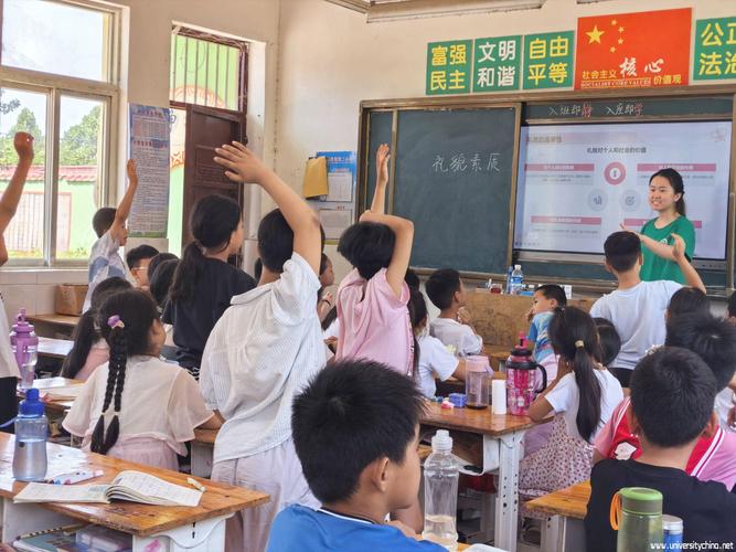 小学生课堂举手回答问题的特写