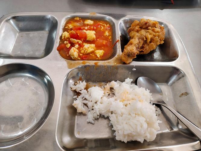 小学食堂低油低盐学生午餐实拍