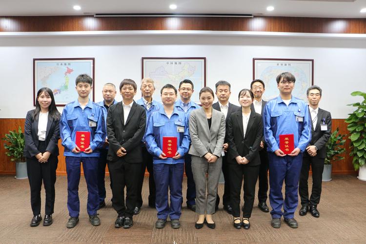 重工车间年轻员工领取勇气证书合影