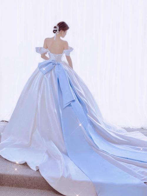 蓝色婚纱缎面细节质感图