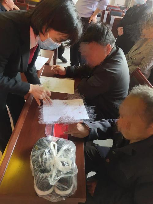老人拿着法院赡养费传票坐在小区长椅上