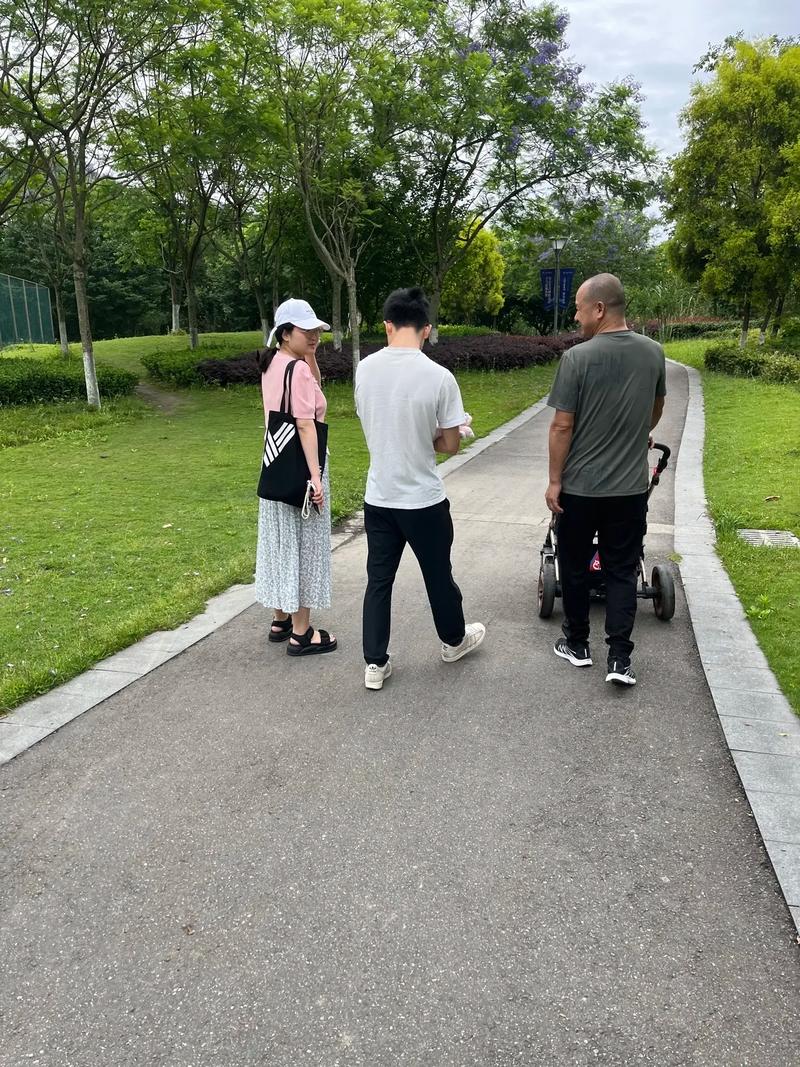 城市小区邻里结伴散步遛弯实拍图