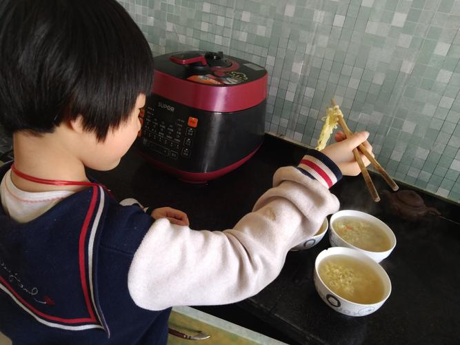 孩子给发烧妈妈煮糊泡面厨房场景