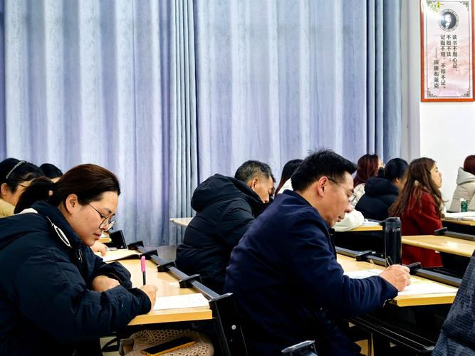 班主任坐在教室后排听课记录场景