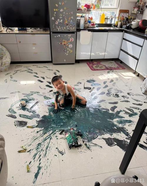 儿童纸浆画制作翻车现场满地狼藉